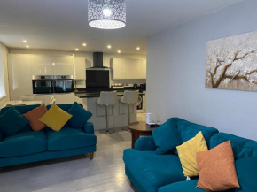 Modern 2 bedrooms fully equipped Flat with Sky Sports, Netflix, Free Parking, Free Wifi